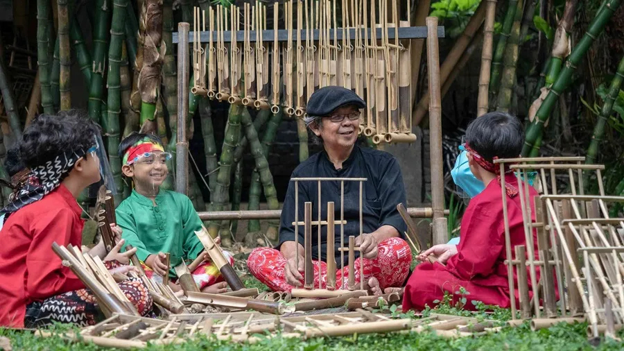 Pelestarian dan Tantangan Zaman