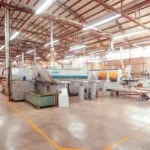 Lantai pabrik industri dengan mesin dan peralatan produksi sebagai contoh harta tetap berwujud perusahaan